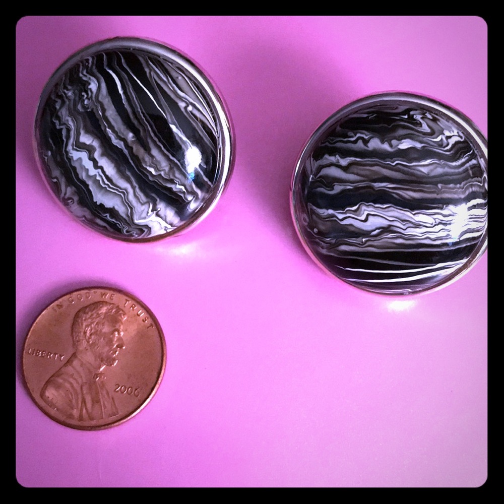 Marble, marbleized, black & white, 1980’s earrings